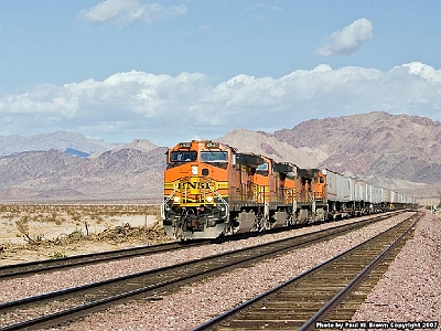 BNSF 4940 at Cadiz, CA with Z-WSPSBD1-14 on 16 April 2007.jpg